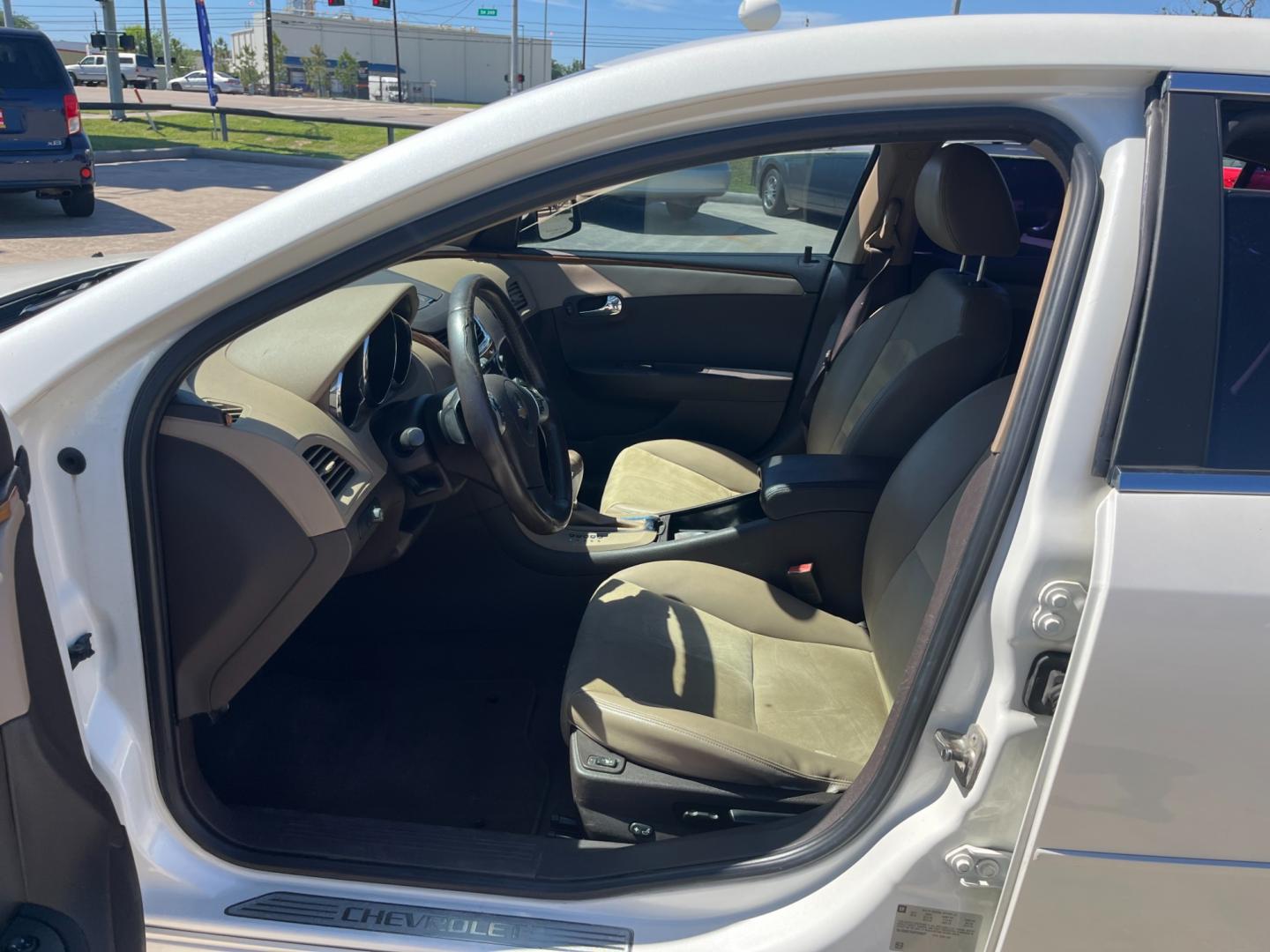 2010 white /black Chevrolet Malibu 2LT (1G1ZD5E7XAF) with an 3.6L V6 DOHC 24V engine, 6-Speed Automatic transmission, located at 14700 Tomball Parkway 249, Houston, TX, 77086, (281) 444-2200, 29.928619, -95.504074 - Photo#8